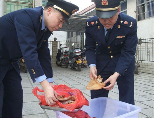 赣州市章贡区沙河工商分局执法人员查获人造猪耳朵