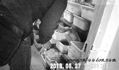 5月27日，华仁医院中药房，马小非的同伴李刚将送来的部分“同仁堂”中药，直接倒进中药房的药盒里。