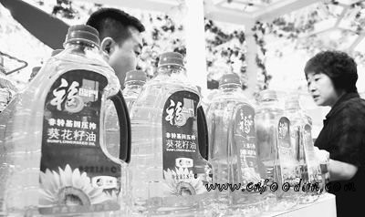 公众对转基因食品的担忧让很多商家看到了商机。图为中粮集团在天津某展会上展出的非转基因葵花籽油。