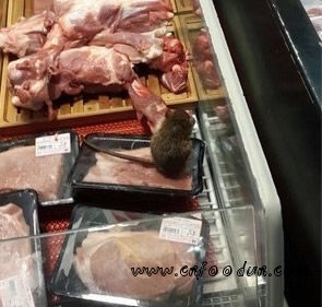 家乐福肉柜里发现老鼠。(图片来源于网络)