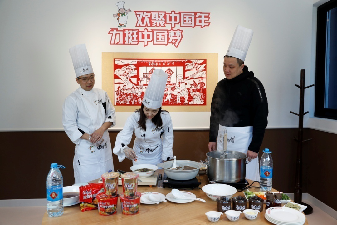 康师傅平昌面馆“平昌年味”  叶乔波献艺DIY香菇炖鸡面