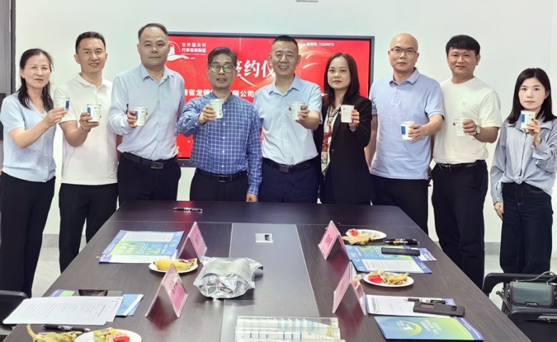 海南省海南省龙健投资有限公司董事长程学斌与当天签约的联盟合作伙伴留影！共举&ldquo;龙健联盟一杯好茶，共走一带一路，助力乡村振兴&rdquo;！.jpg